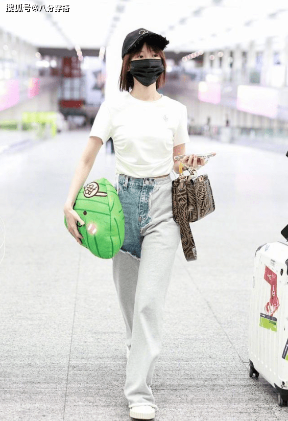 棕色|蒋勤勤真没明星架子,棕色T恤配牛仔裤简约休闲,和普通人没差别