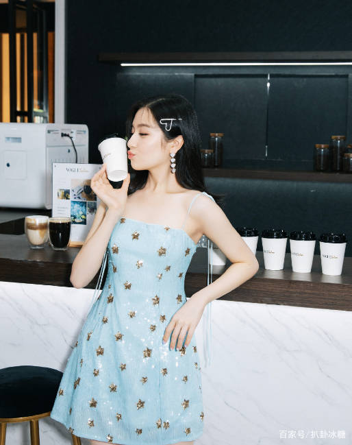 兰迪|李兰迪瘦身后终于仙气了一回，一袭蓝色碎花裙配美甲，太美了
