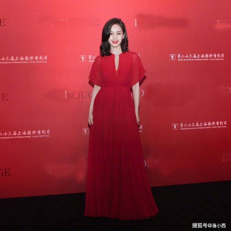 显高|王子文果真擅长“显高术”，穿印花卫衣配白色裤子，气场不输超模