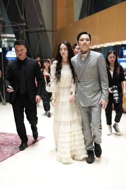 一身|郭碧婷和向佐现身,郭碧婷穿长裙似仙女,向佐换两套私服都好帅!