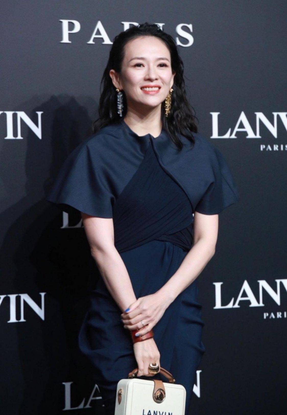显得|章子怡老这么快，上节目脖颈纹那么真实，双腿皱纹明显但真的直！