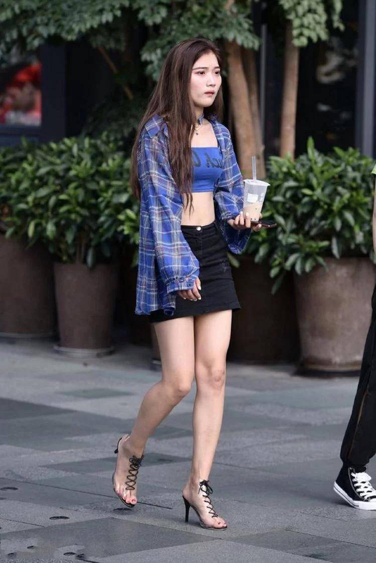 方面|白色的百褶短裙清新减龄，很适合这种气质的女生去穿搭
