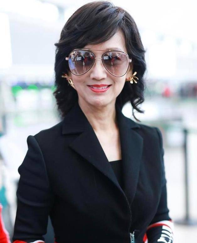 服装|赵雅芝心态不一般，都是奶奶年纪了，还在穿西装裙！