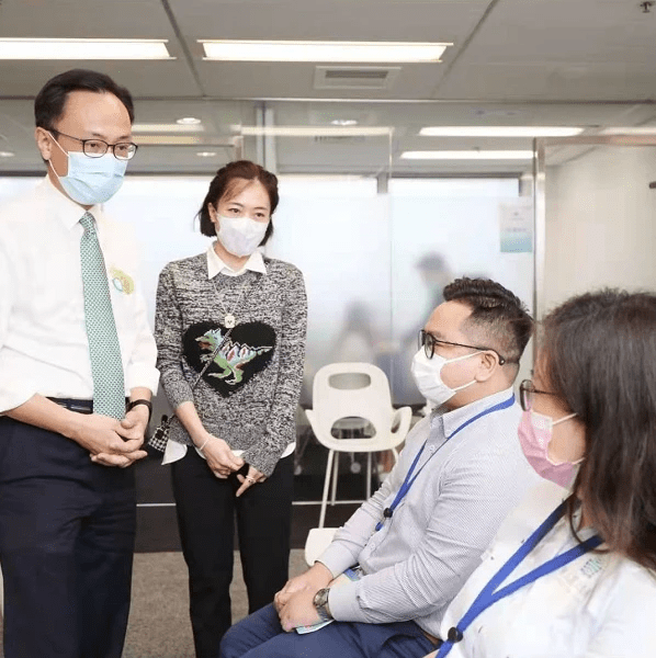 甘比|甘比穿搭也太潮了吧,41岁好像个女大学生,和刘銮雄同框似父女