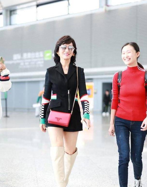 服装|赵雅芝心态不一般，都是奶奶年纪了，还在穿西装裙！