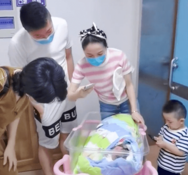 安徽一女子生下女宝宝 婆婆激动落泪 一个动作让网友羡慕不已 产后 萌宝妈亲子网