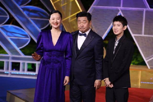 王丽云|49岁咏梅摘得影后桂冠，故意穿紫色长裙气场强大，果然一夜爆紫