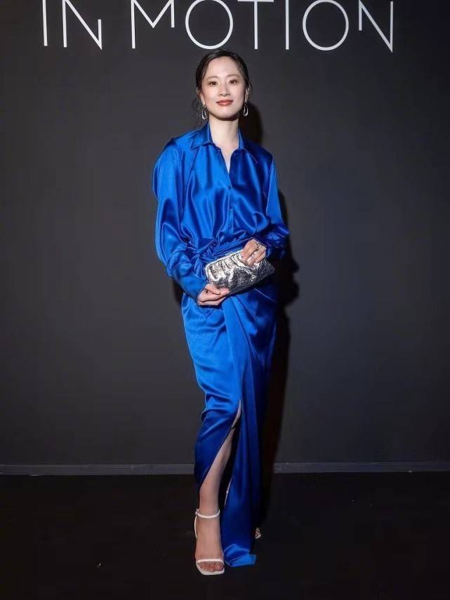 李梦|十八线明星参加戛纳晚宴！李梦穿19年旧款礼服像睡衣，尺寸还不对