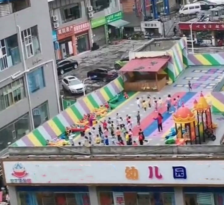 屋顶|贵州幼儿园把游乐场建楼顶上，孩子们四处奔跑，市民感到担忧