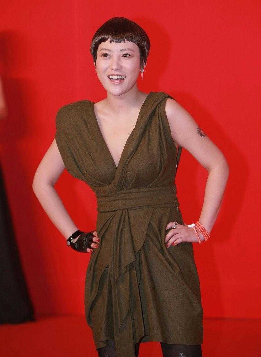 黑色|郝蕾把“微胖精髓”穿出来了，穿一件深v领无袖连衣裙，高贵优雅