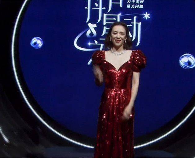 显得|章子怡老这么快，上节目脖颈纹那么真实，双腿皱纹明显但真的直！