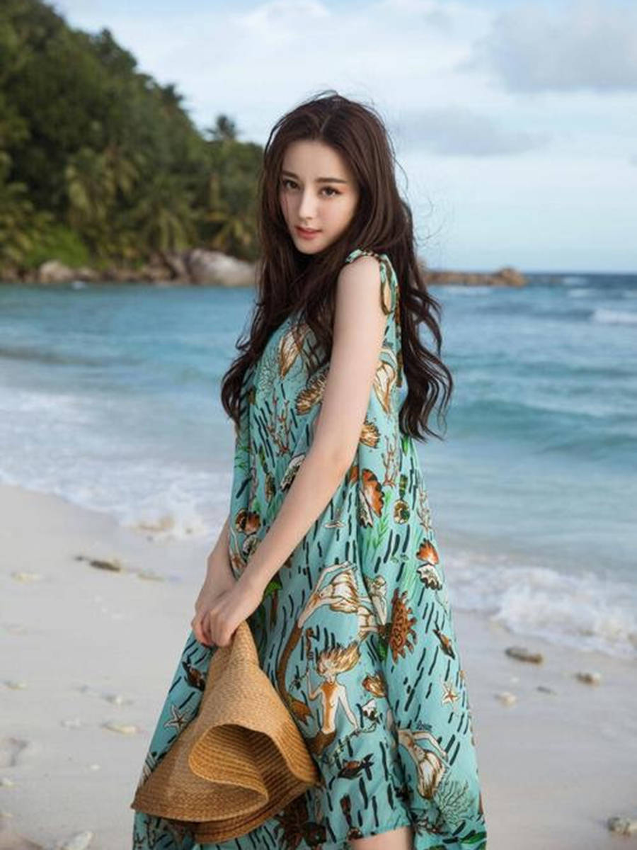 黑色|碎花裙显老气，可穿迪丽热巴身上，却美得高级有气质！