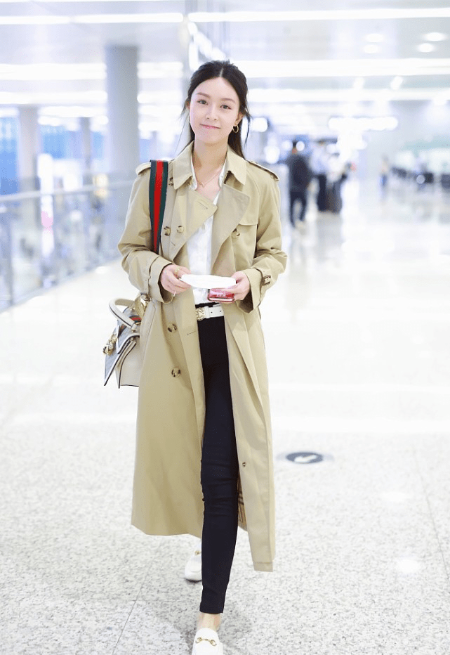 文咏珊|文咏珊性格慵懒随性,衬衫不系扣领口大敞,32岁气质成熟有韵味