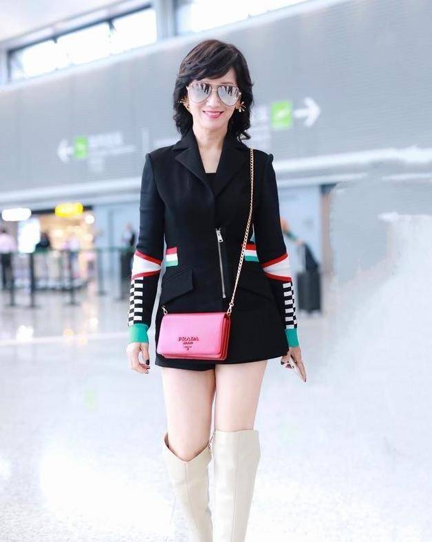 服装|赵雅芝心态不一般，都是奶奶年纪了，还在穿西装裙！