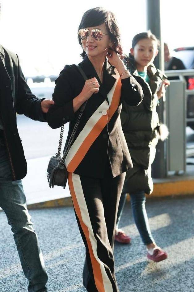 服装|赵雅芝心态不一般，都是奶奶年纪了，还在穿西装裙！