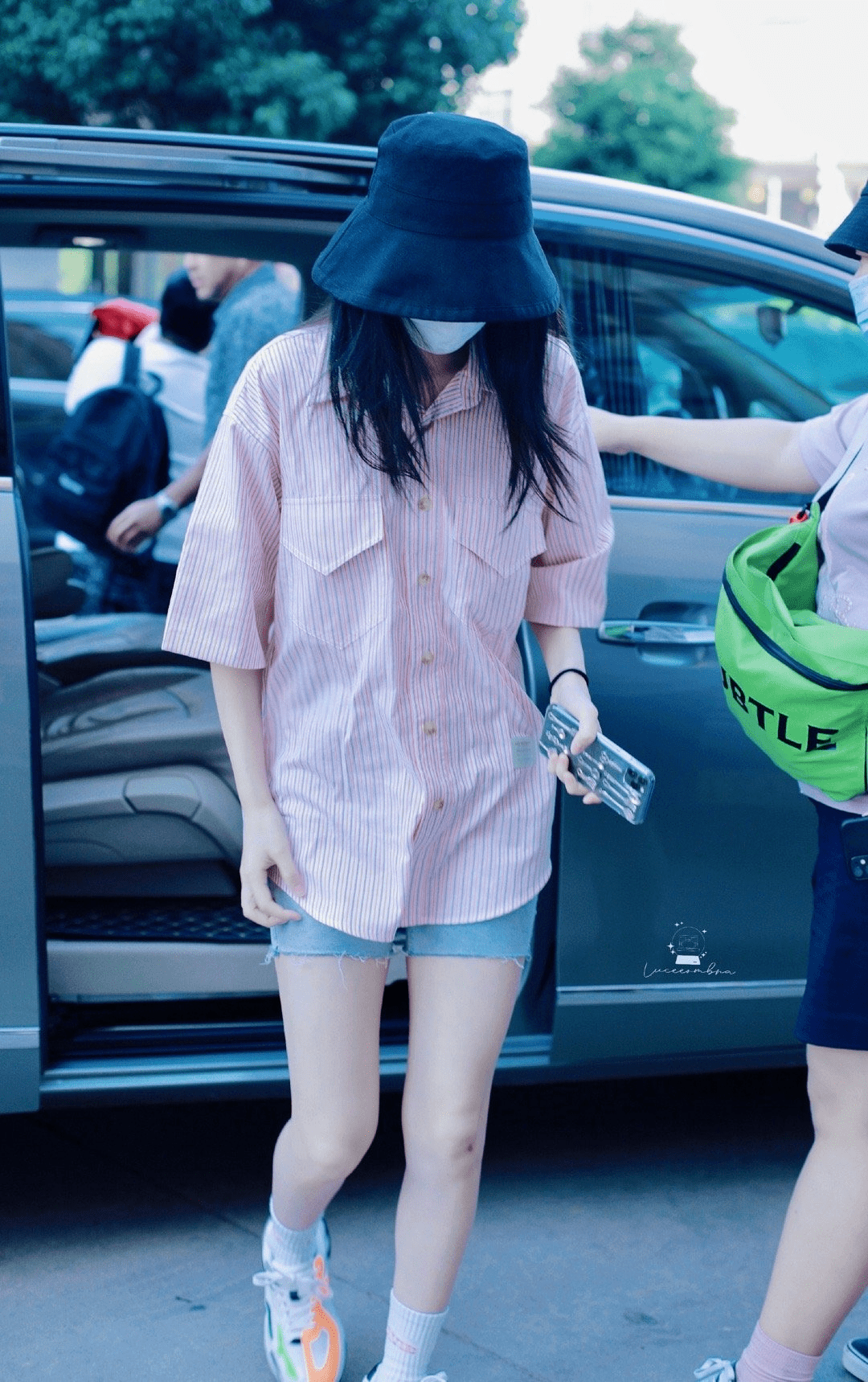 佘诗曼夏季搭配真时髦,条纹衬衫搭配黑色短裤走机场,高级减龄