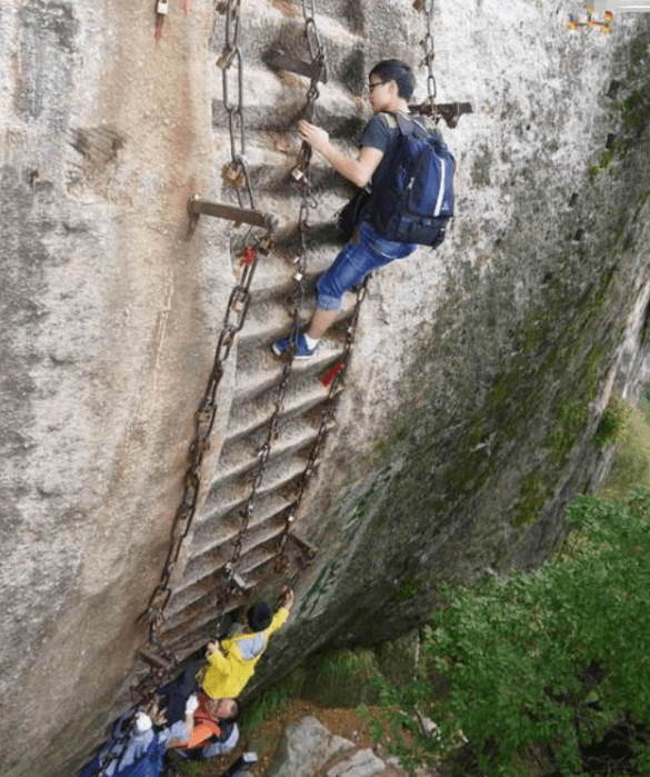 中国最危险的山,垂直90度必须借助绳索,一旦开爬绝不能反悔