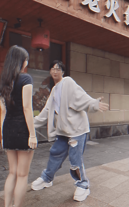儿子|伊能静儿子和表姐斗舞，哈利摇曳身姿不断笑场，滤镜下五官很奇怪