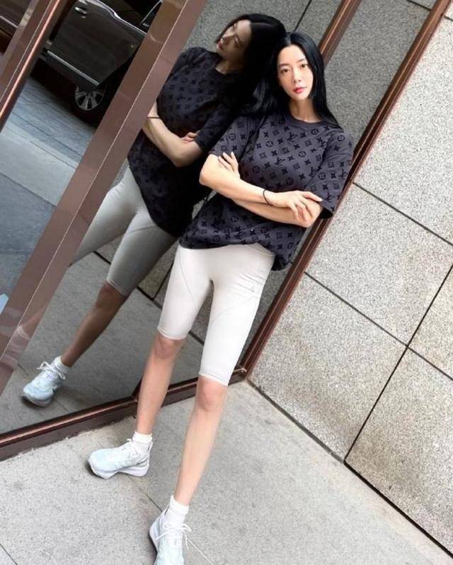 面料|克拉拉穿骑行裤亮相，整个身材没有一丝赘肉，这单品太适合她了