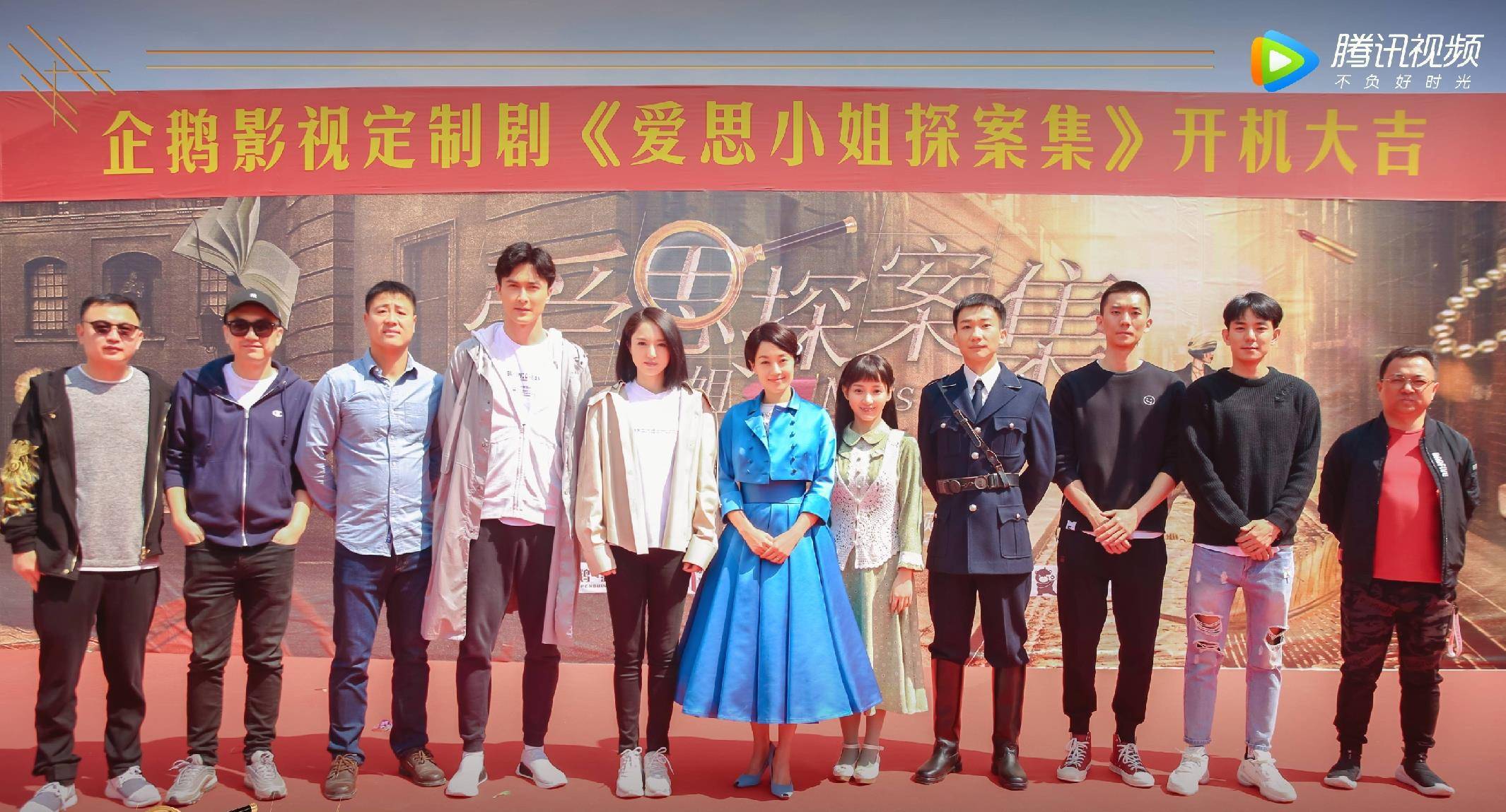 马伊琍|马伊琍一袭缎面蓝裙气质出众，新发型戴珍珠发卡，换民国风美极了