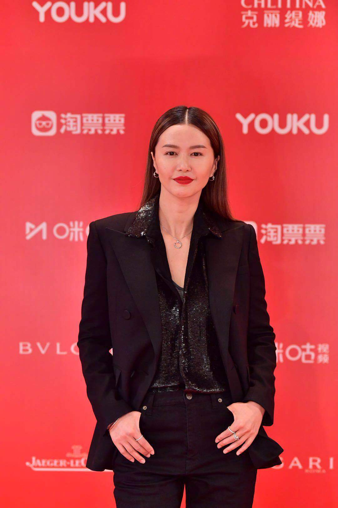 吴京|上海电影节闭幕红毯！郝蕾红裙高调，张子枫惊艳，吴京皮肤黑好多