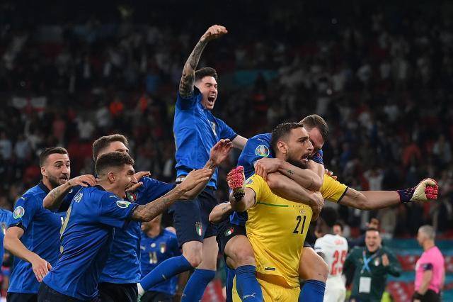 默特萨克：意大利为团队足球代言 英格兰赢得未来_斯特林