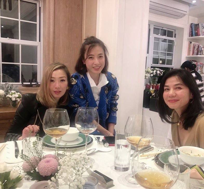 甘比|甘比穿搭也太潮了吧，41岁好像个女大学生，和刘銮雄同框似父女