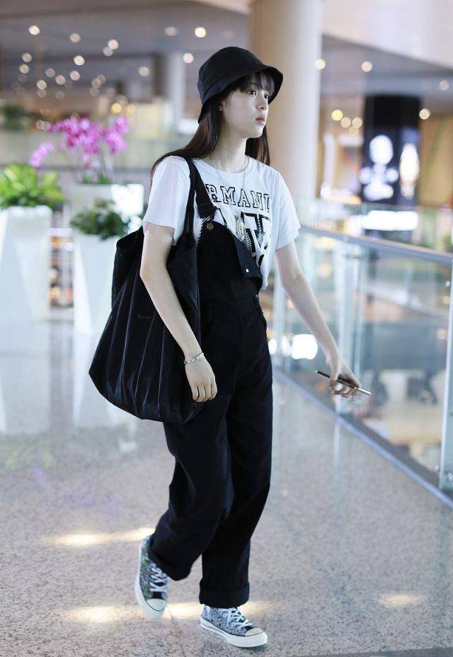 因为|欧阳娜娜看起来还是很娇嫩的！婴儿肥脸+吊带裤，学生范都出来了