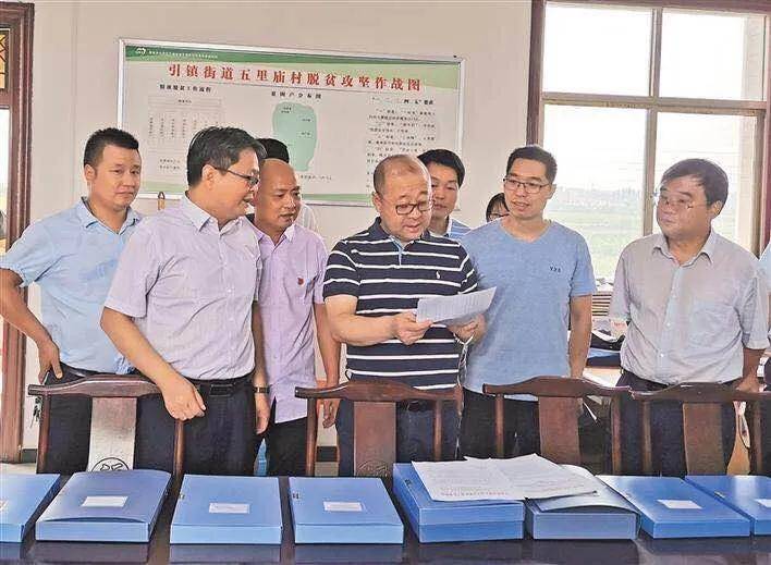 王青峰(中)在长安区引镇街道五里庙村调研脱贫攻坚工作