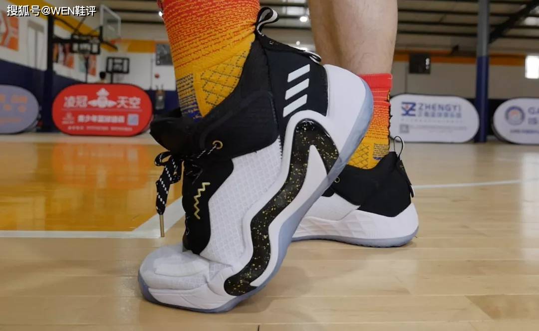 衰减性|adidas 米切尔3代实战:性能在线 稳定有余 惊喜不足