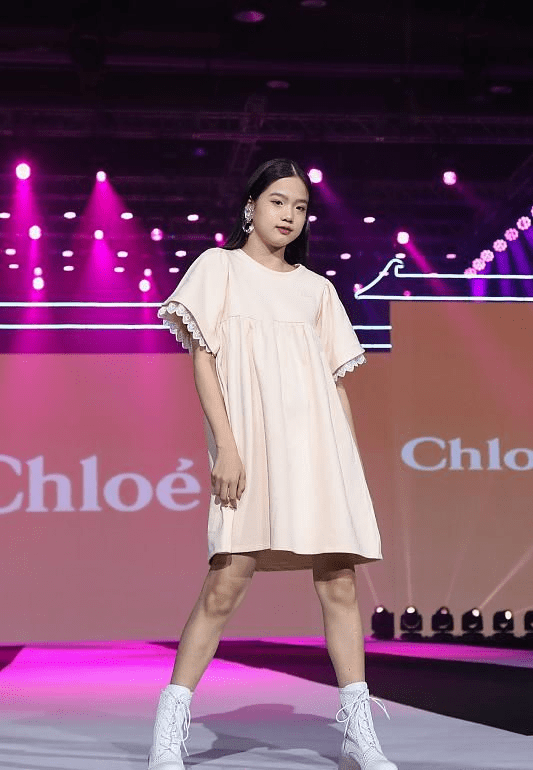 一起走过秀,其中表现最亮眼的就是二女儿张思捷,13岁的她身高已超1米7