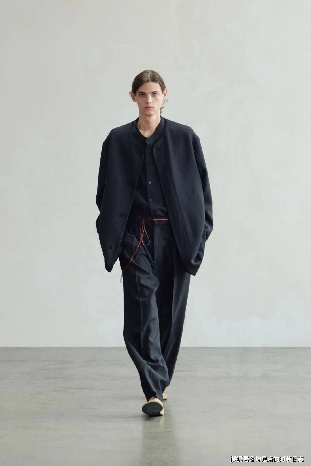 姐妹|秀场LOOK丨The Row 2022春夏 从容坚定的力量感?