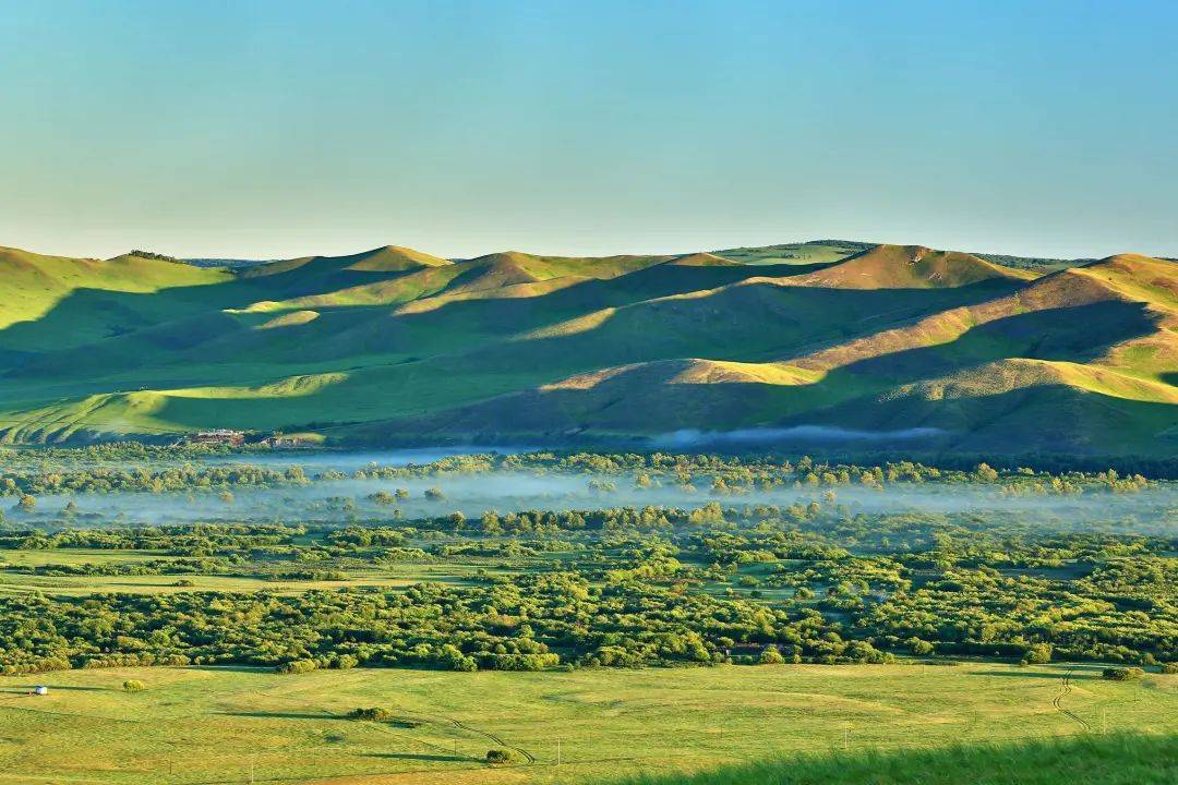 骑马飞驰草原,打卡满洲里风情国门,7月8月的内蒙古太适合游玩!