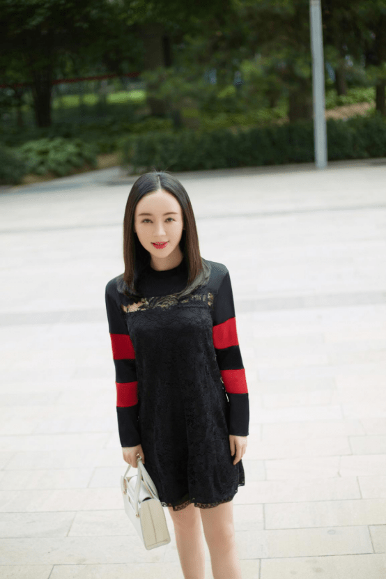 魏新雨街拍再曝光,穿衣有范气质绝佳,这身装备你也可以学学