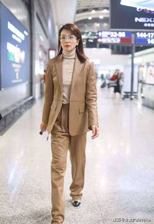 短裙|刘涛真是“皮衣女神”，不同的皮衣件件洋气，穿起来帅气又优雅