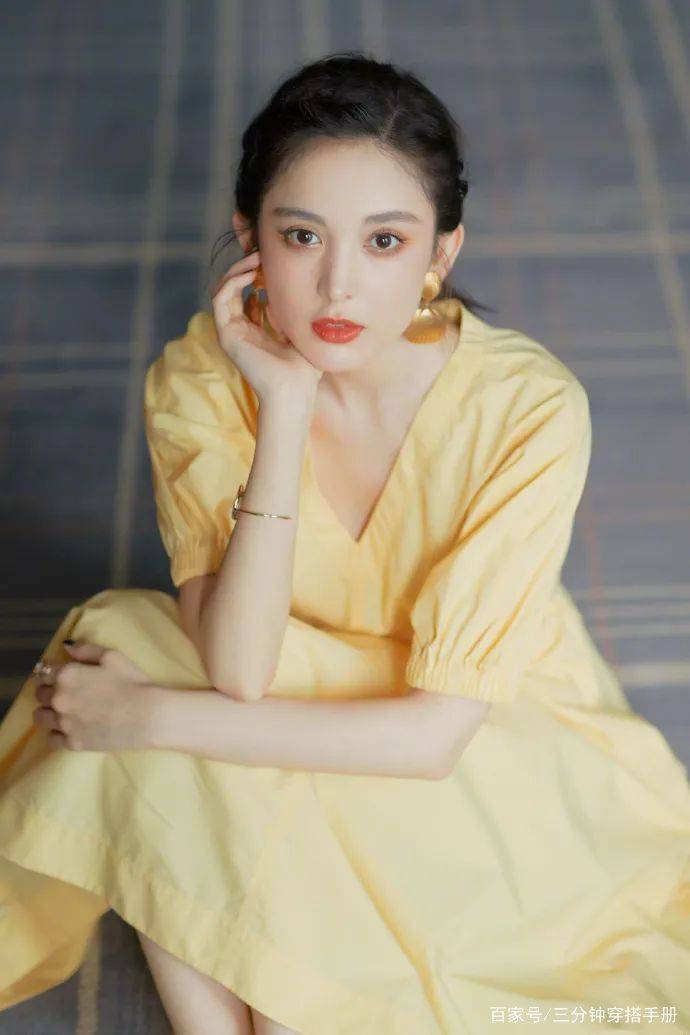好身材|又被娜扎给惊艳到了，明黄色连衣裙超气质，却意外和刘亦菲撞衫了