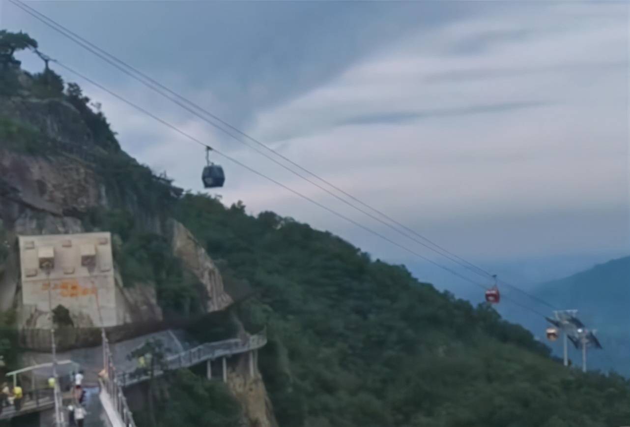 浙江一景区内滑翔伞撞上缆车，教练和客人高空坠落