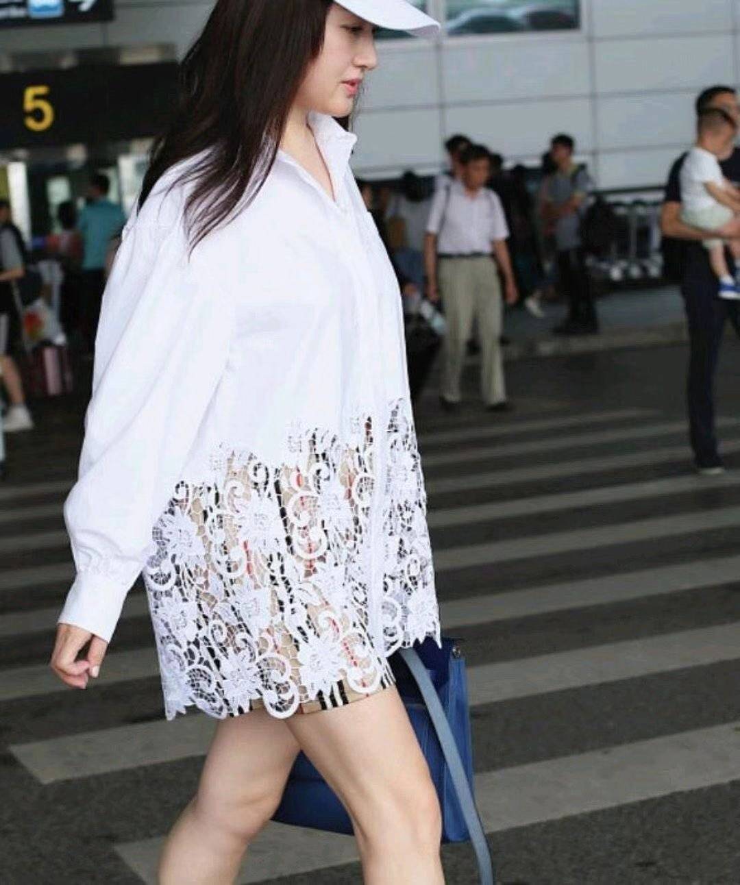 杨钰莹|杨钰莹太自信,基础款黑T配白色仙女裙秀美腿,158穿出168cm效果