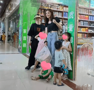 体重|Twins合体现身机场,阿娇不爱打扮乱穿衣,低调得像阿Sa助理