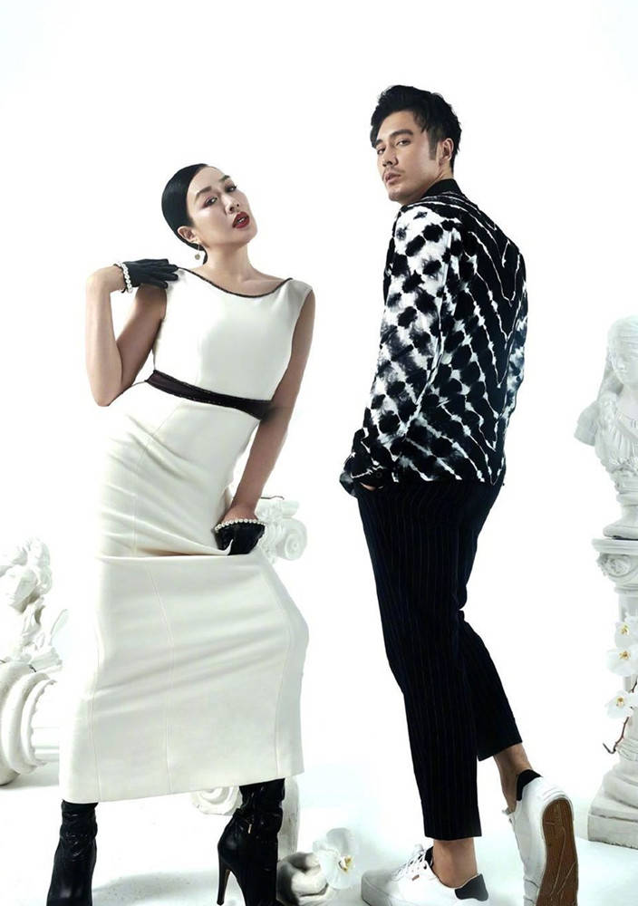 腰肢|钟丽缇带俩闺女赶飞机，母女仨6条大长腿很抢眼，感叹基因太强大