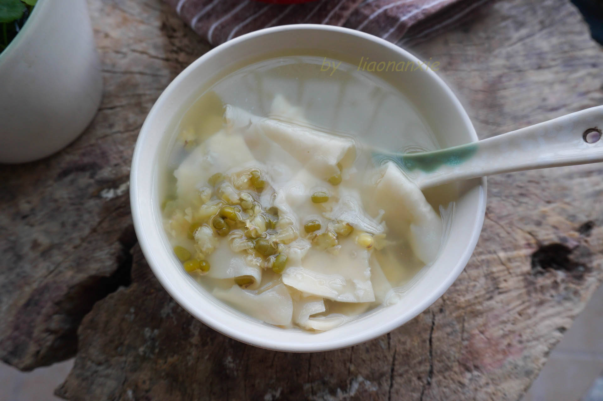 绿豆汤甜面片并不是甜的,而是不加任何调料的原味儿汤水,它的做法并不