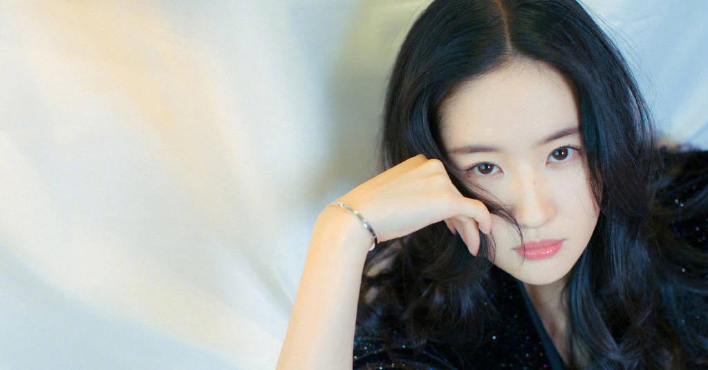 发型|刘亦菲就是会穿，一款西服搭配超短裙白T恤，大长腿实力抢镜