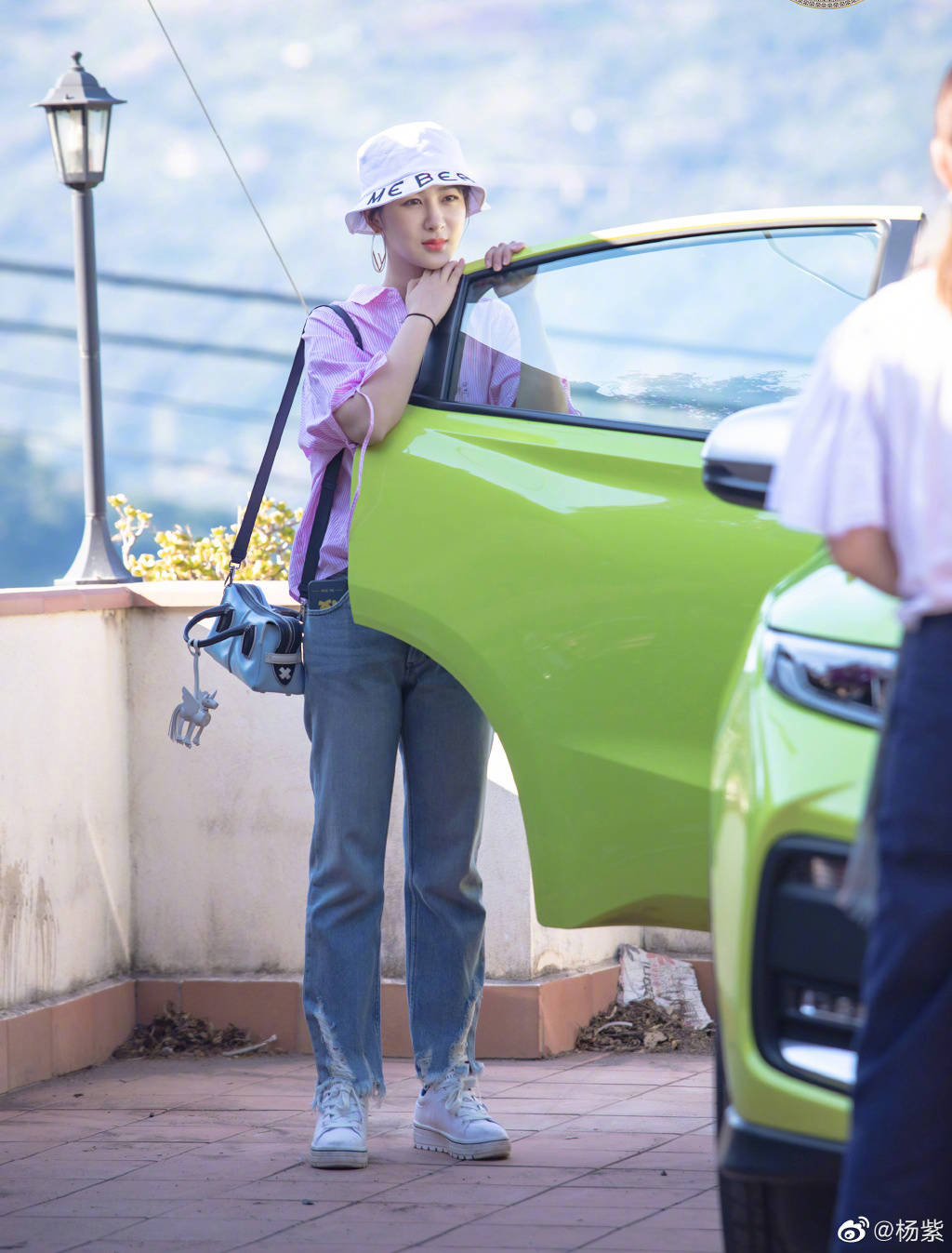 颜色|杨紫厉害了！身穿两套衬衣配半裙高级又时髦，携父亲走红毯真抢镜