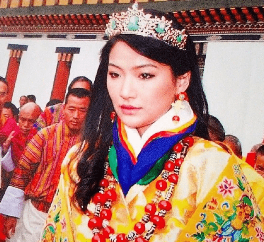 因为|不丹王后怀二胎变调皮，躲在国王身后藏着孕肚，偏要穿绣花高跟鞋