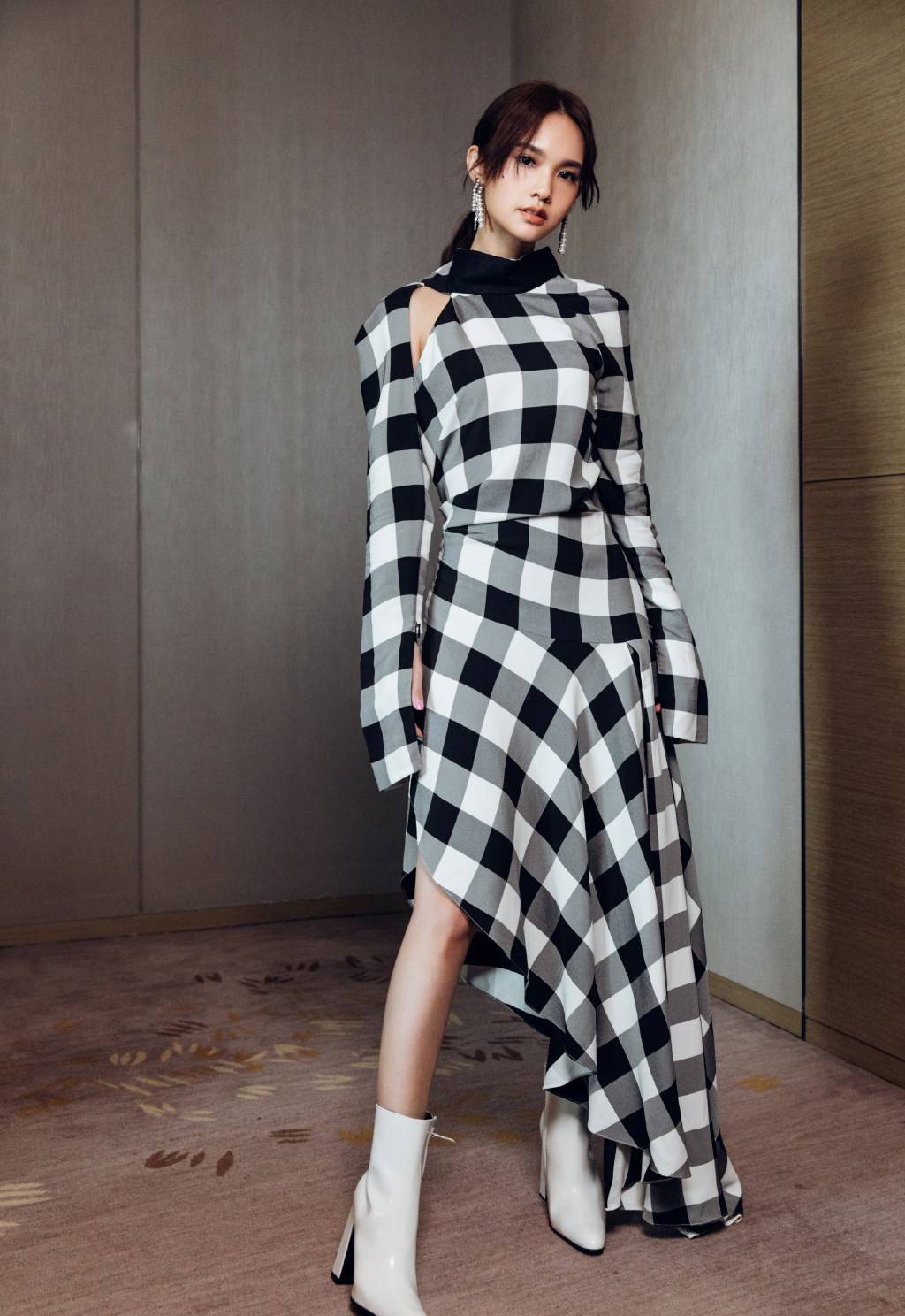 写真照|杨丞琳粉色衬衫裙配“二筒”耳环，甜美又霸气，锁骨更是吸睛