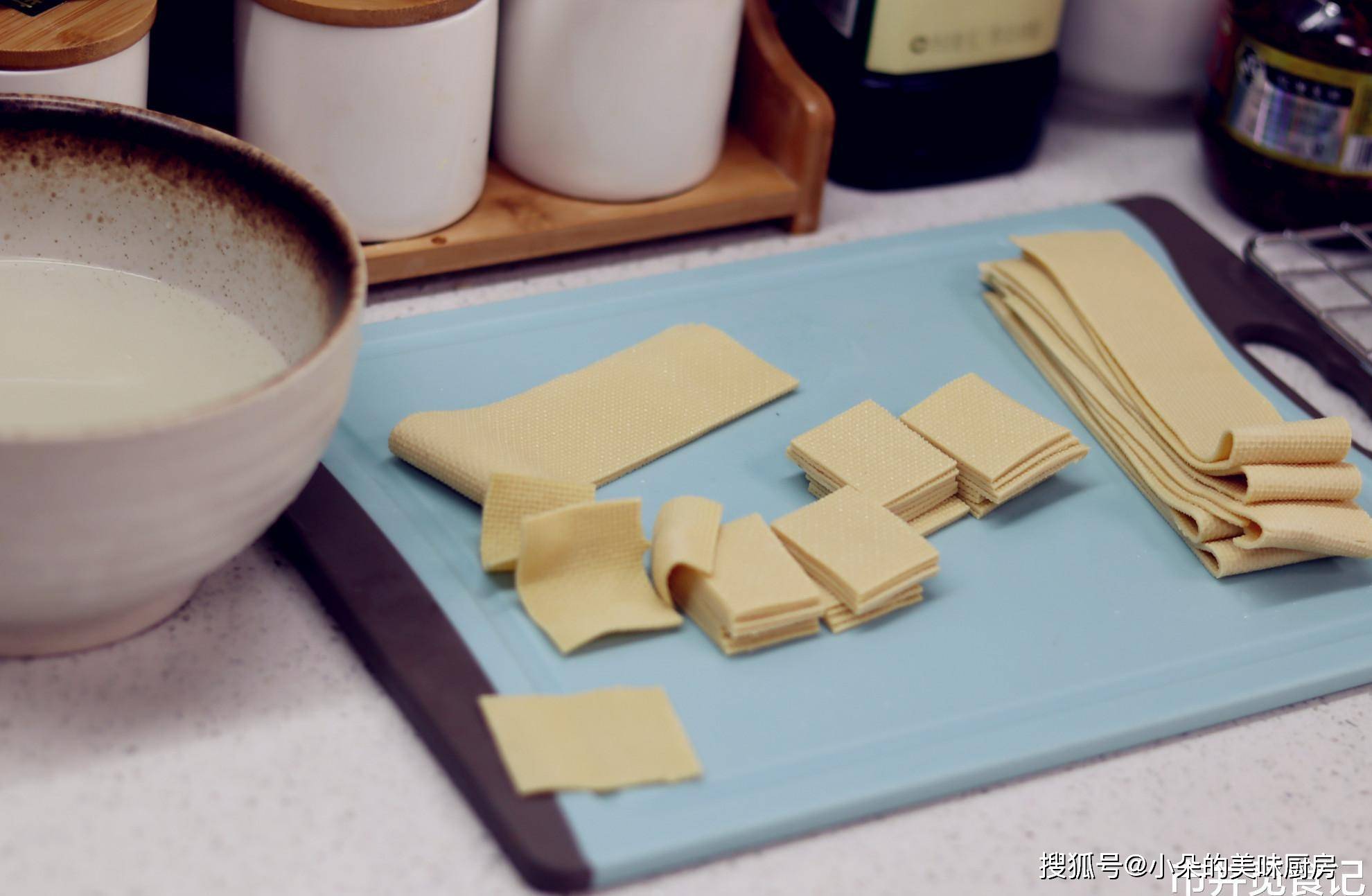 成本|最近超火的“烤豆皮”零食，1块钱成本做一堆，薄如纸片酥脆焦香