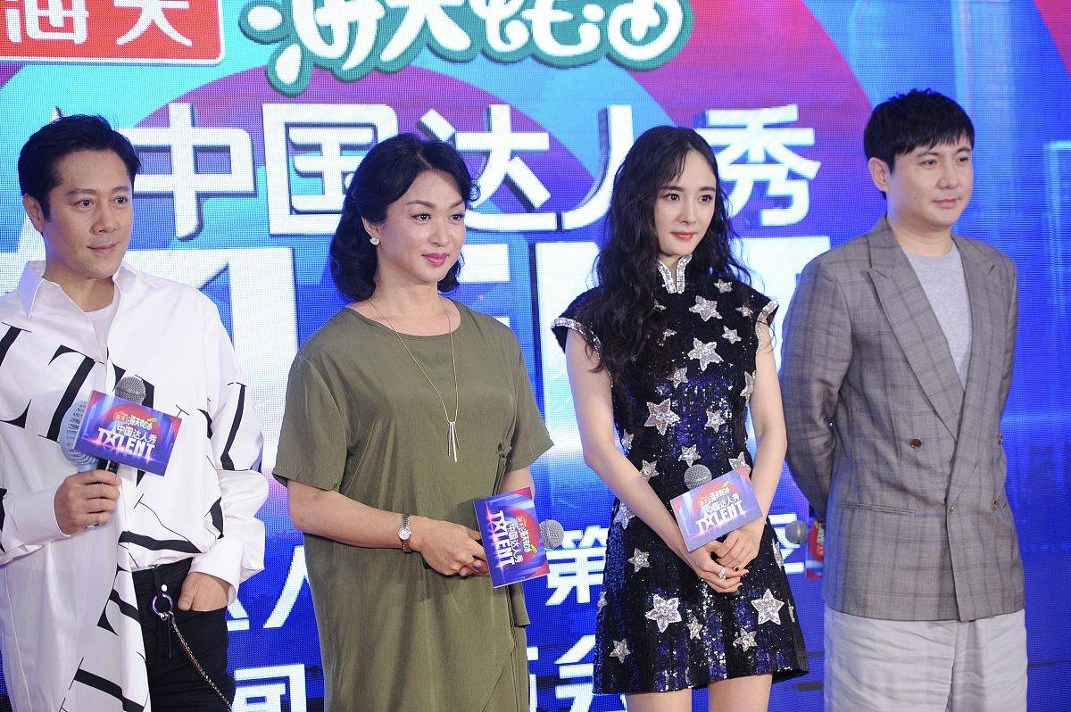 杨幂|杨幂星星裙大秀时尚，180的沈腾变“短腿”，金星蔡国庆哪像差1岁