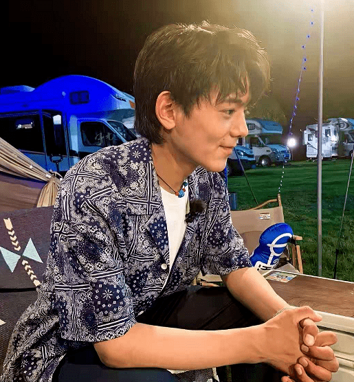 民族|《中餐厅》又晒新照！丁真龚俊穿休闲装同框超养眼，宁静短发超A