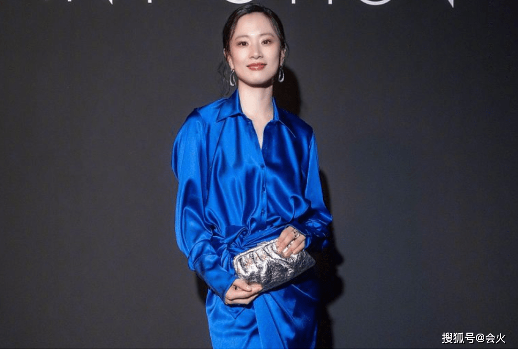 晚宴|李梦蓝色衬衫裙亮相晚宴，红唇凸显自信，长裙拖地被网友嘲太老气