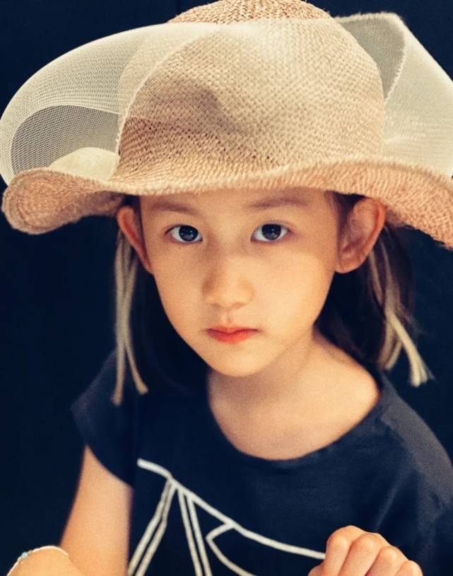 草帽|黄磊小女儿长得像爸不够美！颜值输给姐姐，穿T恤戴草帽却潮多了